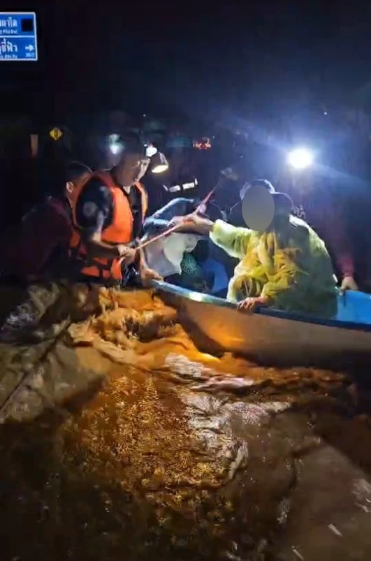 ตำรวจน้ำมาแล้ว! ผู้การสั่งเร่งช่วยน้ำท่วมภาคเหนือ (มีคลิป)