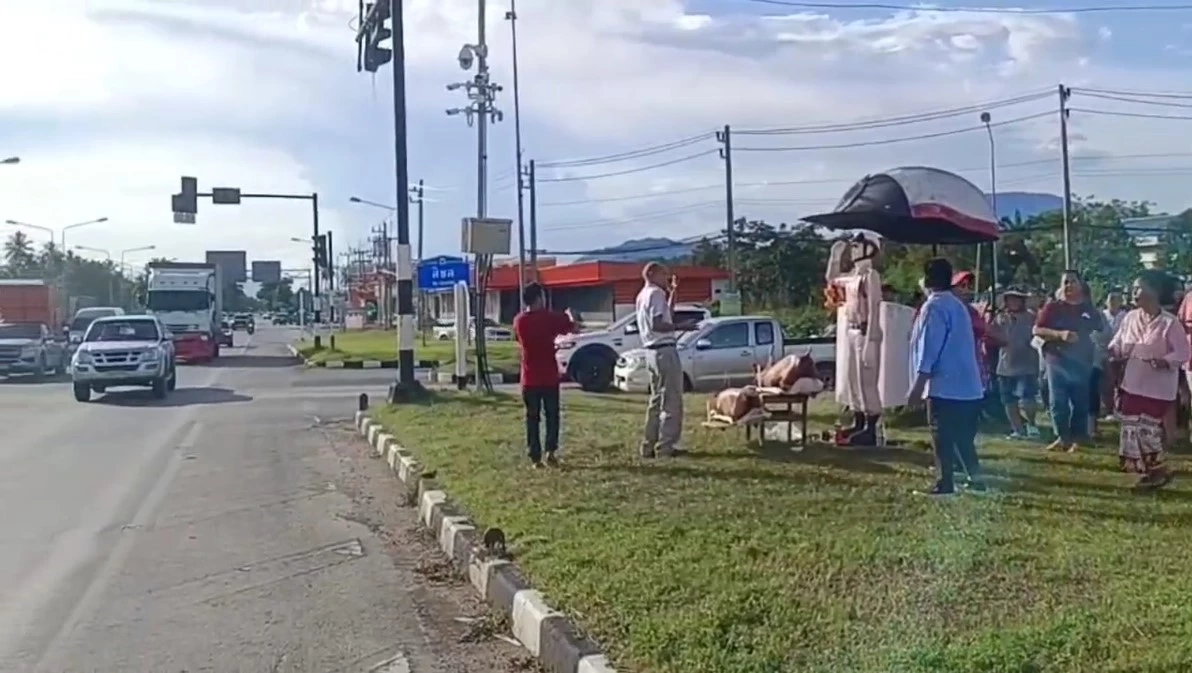 ฮือฮา สาวจบใหม่ สอบติดข้าราชการ หอบหมูย่าง 2 ตัว รำแก้บน "จ่าเฉย"