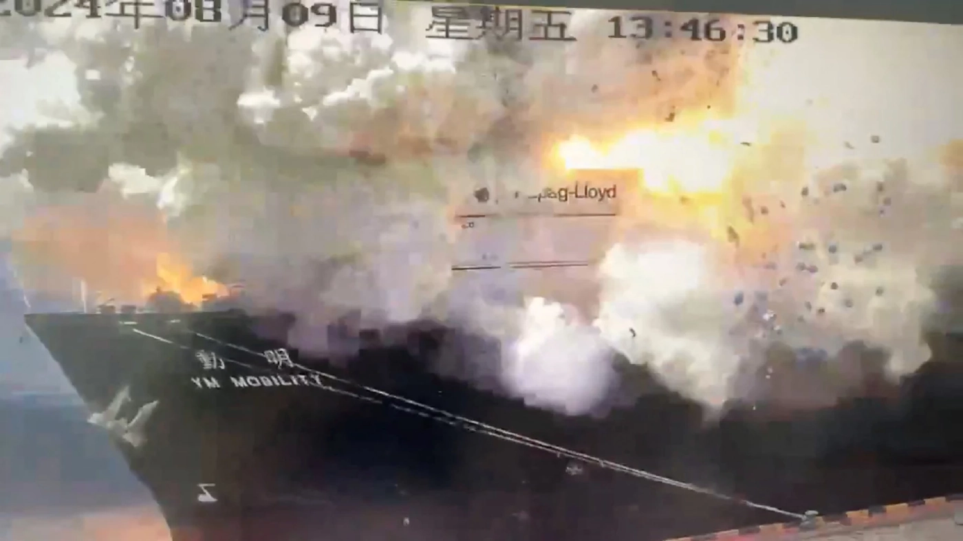 ระเบิดสนั่นบนเรือสินค้าบรรทุกวัตถุอันตรายที่ท่าเรือในจีน