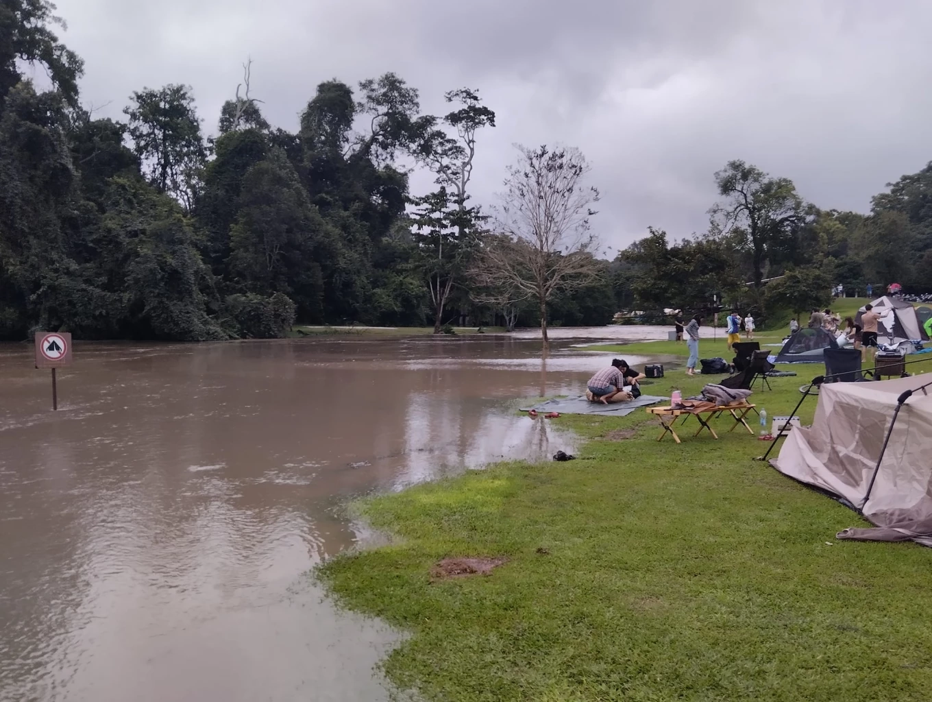 นทท.ระทึก น้ำป่าหลากท่วมลานกางเต็นท์ลำตะคอง ต้องเก็บของหนีกันอลหม่าน