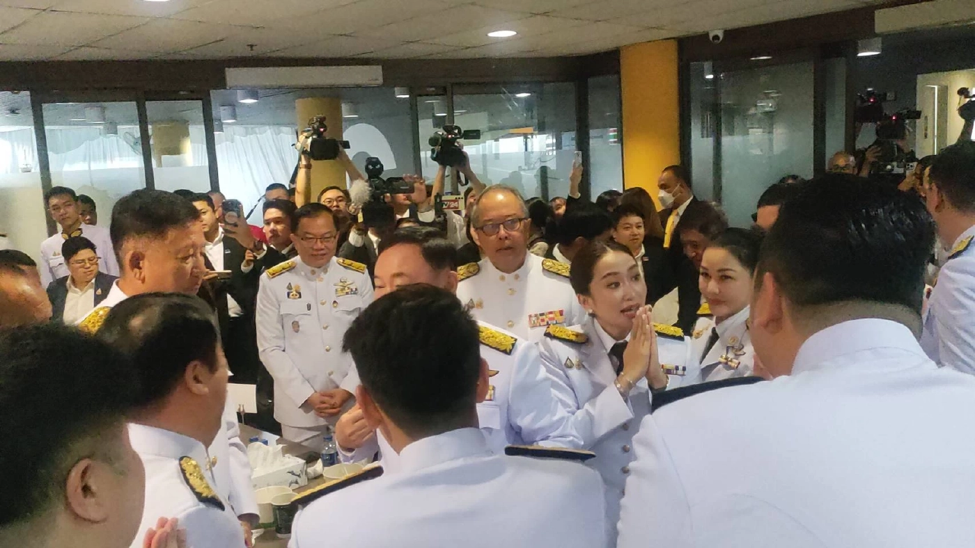 สุดปลื้ม "ทักษิณ" โอบกอด "แพทองธาร" ร่วมยินดีนั่งเก้าอี้"นายกฯคนที่31"