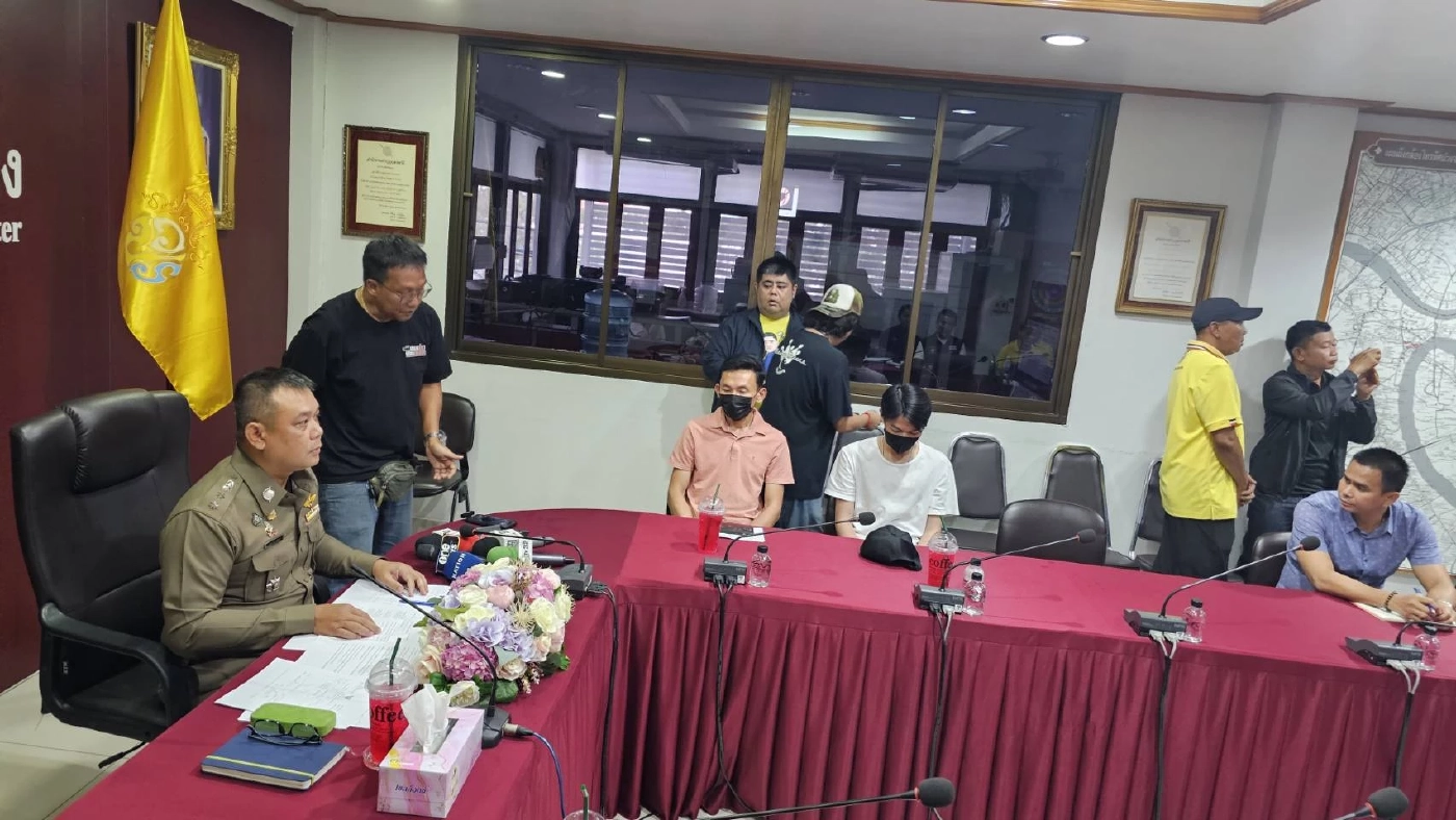 คิวพี ชินดนัย แซ่ลิ้ม นักแสดงละครซีรี่ส์ชื่อดัง (เสื้อขาว) และพ่อ (เสื้อส้ม)