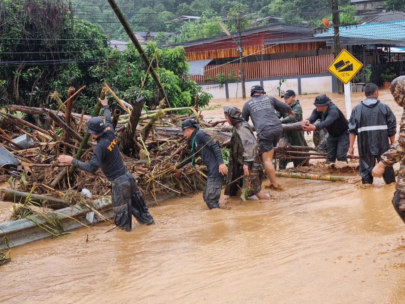ทหารมาแล้ว! ทบ.สั่งระดมกำลังพลและยุทโธปกรณ์ ช่วยประชาชนน้ำท่วมภาคเหนือ