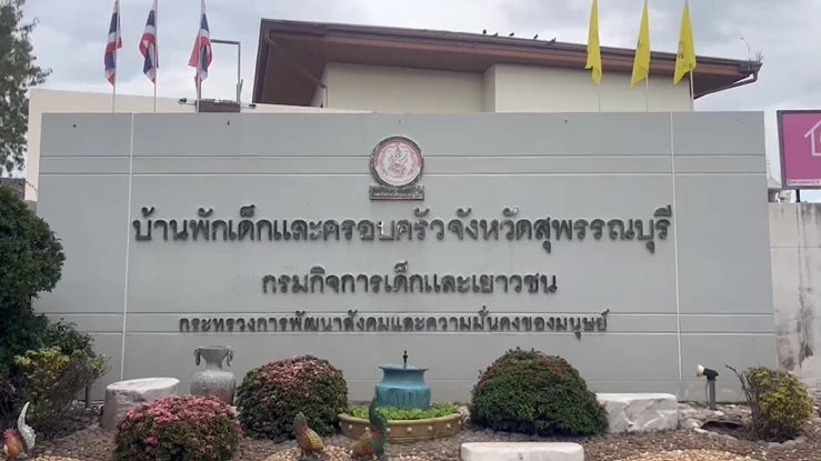 อีกแล้ว! แม่วัยใสอุ้มทารกดูดพอตโชว์โซเชียล มีลูกเพื่อนวัย 2 ขวบ ร่วมดูดด้วย