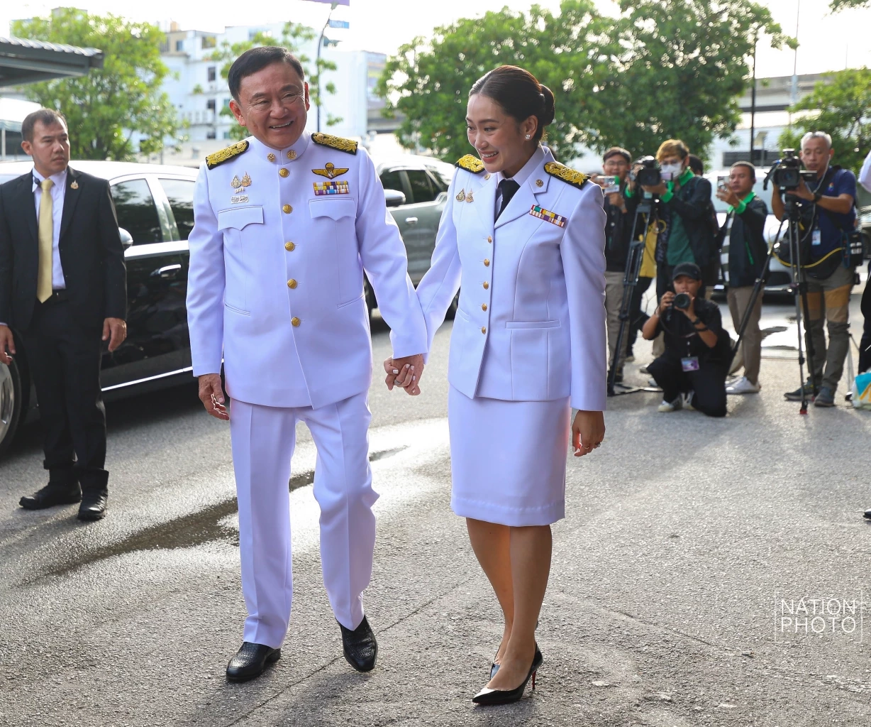 สุดปลื้ม "ทักษิณ" โอบกอด "แพทองธาร" ร่วมยินดีนั่งเก้าอี้"นายกฯคนที่31"