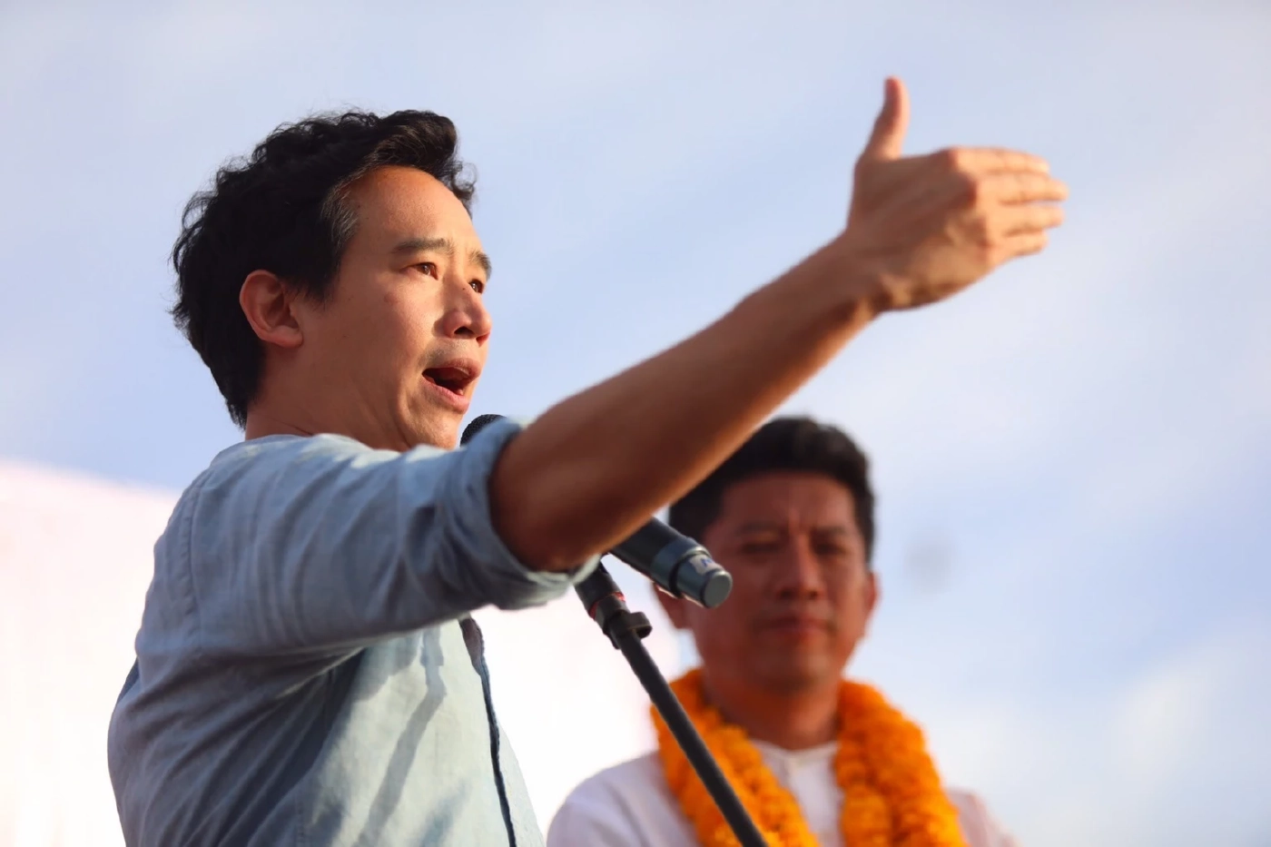 "พิธา" ลงช่วย "ชัยรัตน์" อ้อนขอคะแนนชาวเมืองโอ่ง ชิง นายก อบจ.ราชบุรี