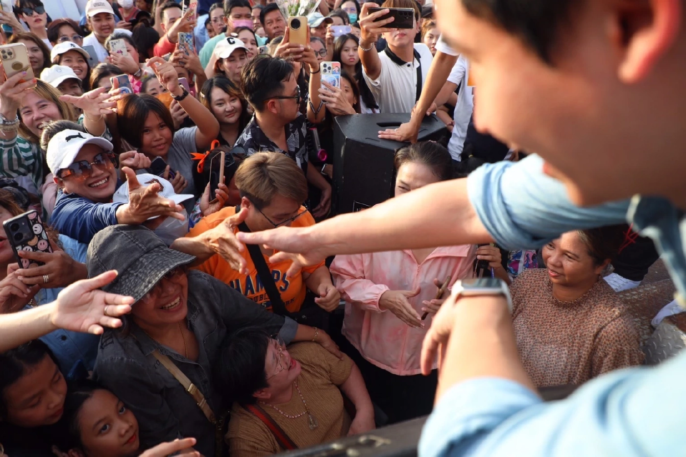 "พิธา" ลงช่วย "ชัยรัตน์" อ้อนขอคะแนนชาวเมืองโอ่ง ชิง นายก อบจ.ราชบุรี