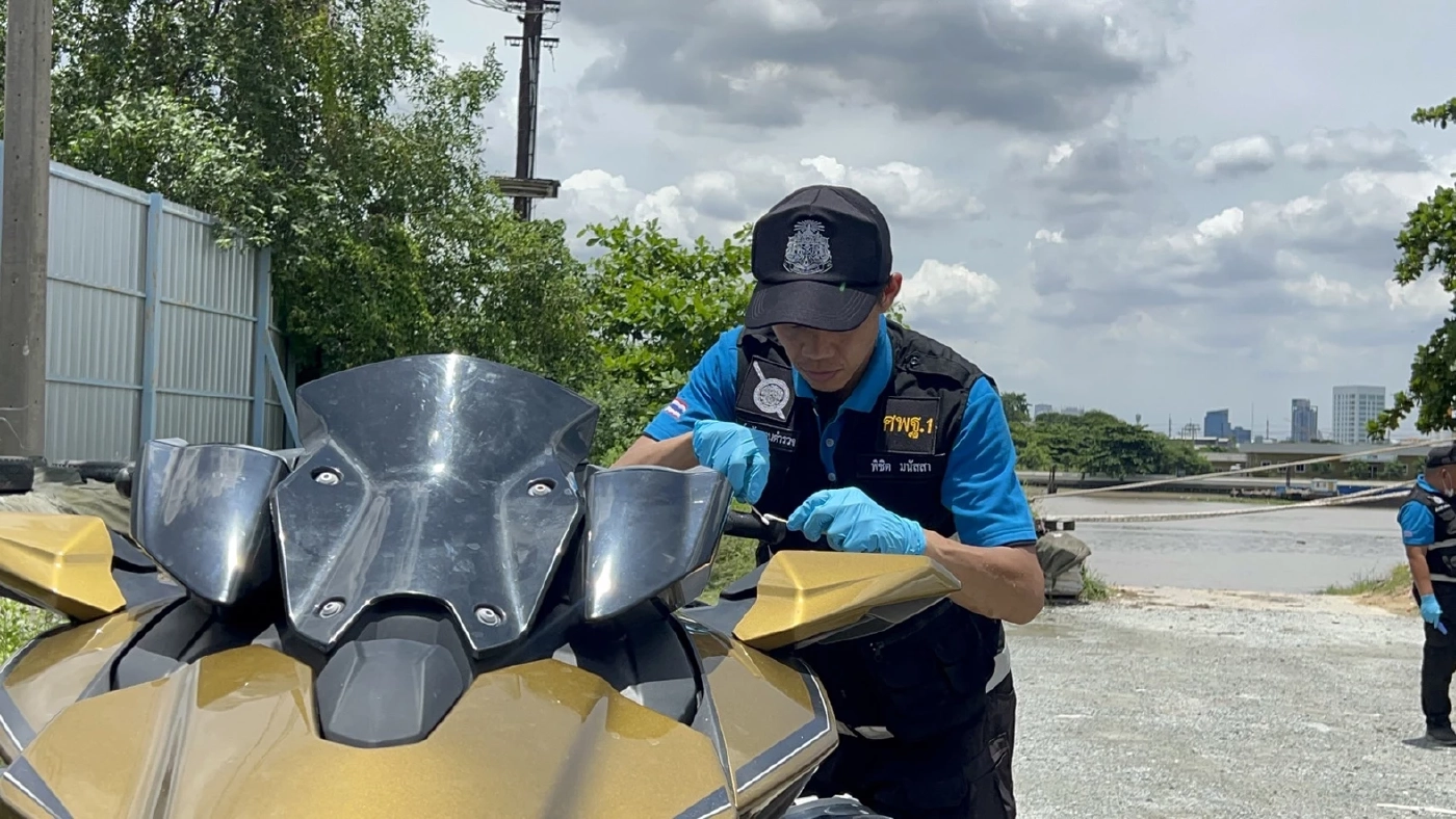 ดาราหนุ่มหน้าเครียดให้ปากคำคดีเจ็ทสกี ไม่ยอมตอบคำถามสื่อ