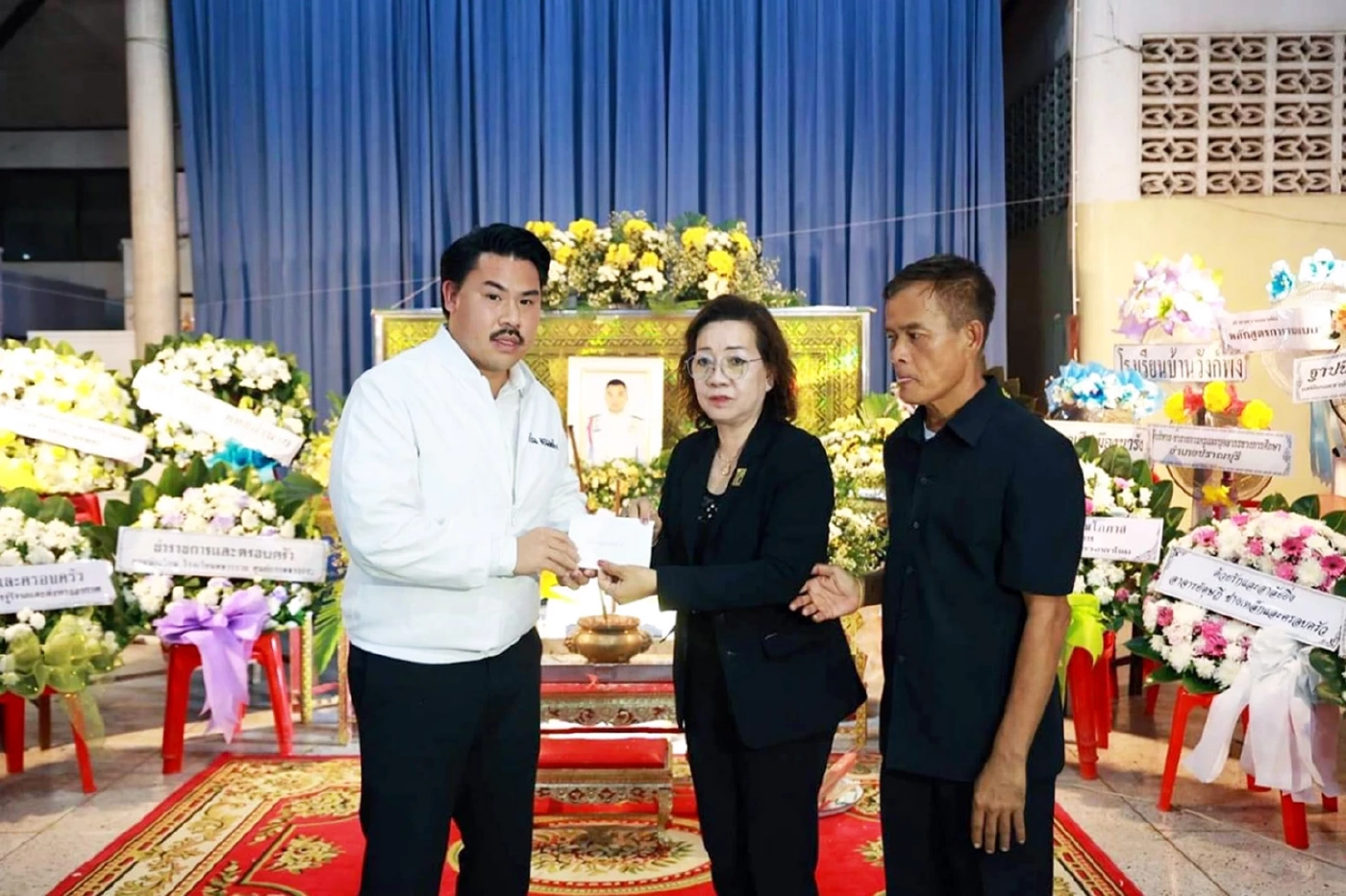 "กัน จอมพลัง" พาภรรยา "จ่าพั้นช์" ตามคดีสามีถูก อดีต กต.ตร. ปลิดชีพกลางผับ