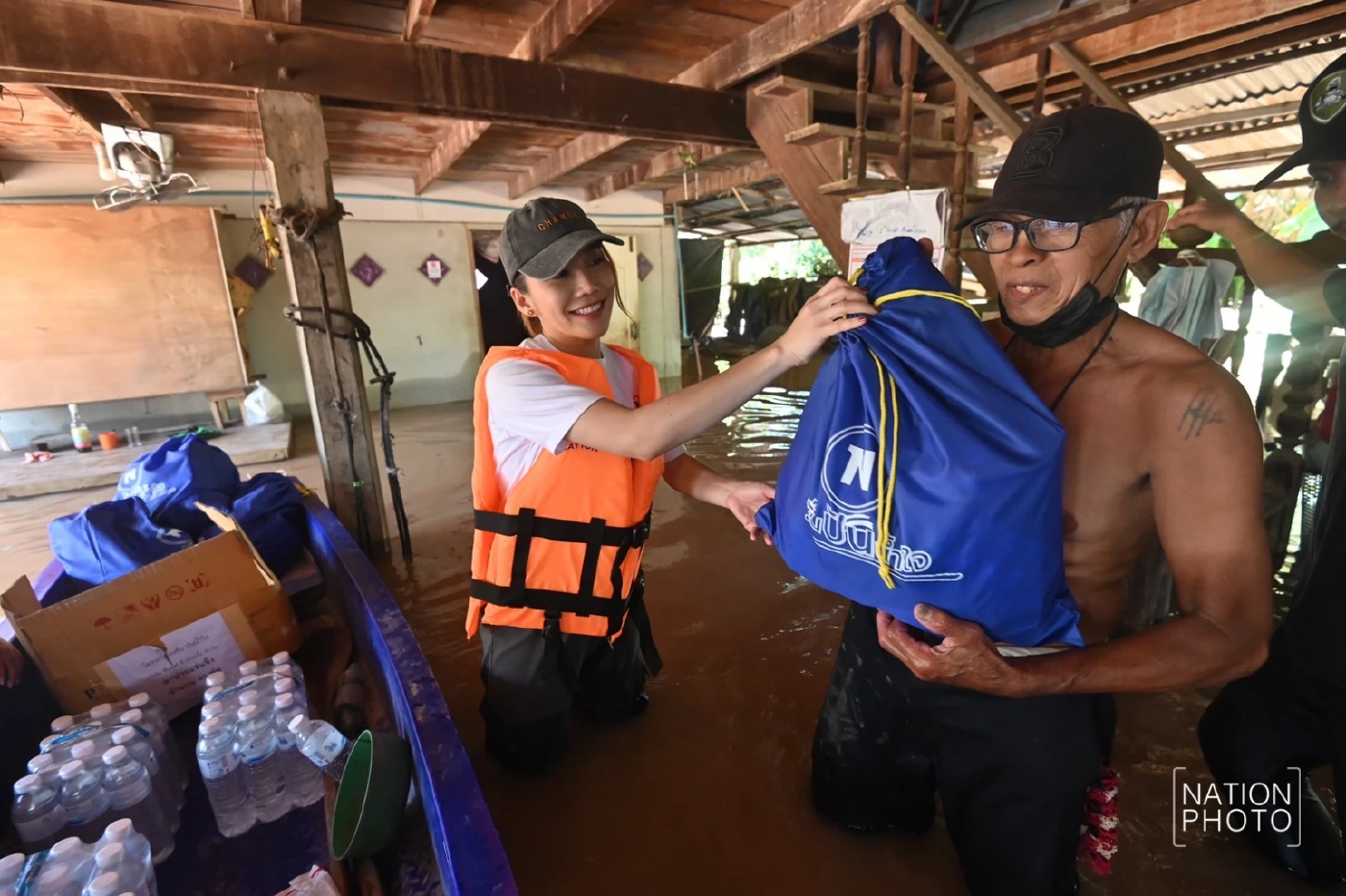 "เนชั่นปันน้ำใจ" ช่วยวิกฤตน้ำท่วมสุโขทัย ลงพื้นที่ช่วยเหลือชาวบ้านถูกน้ำท่วม