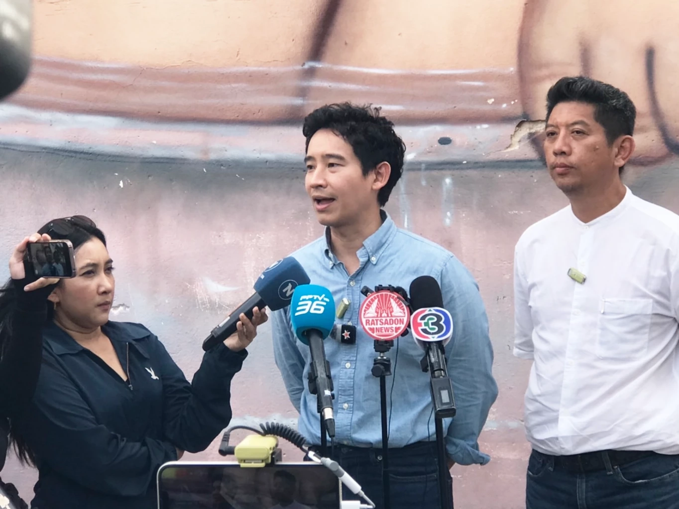 "พิธา" ลงช่วย "ชัยรัตน์" อ้อนขอคะแนนชาวเมืองโอ่ง ชิง นายก อบจ.ราชบุรี