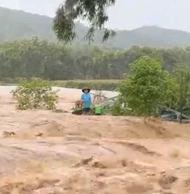 ภาคเหนืออ่วม! แม่ฮ่องสอนดินสไลด์ พะเยาใช้โดรนช่วยลุงติดกลางน้ำป่าทะลัก