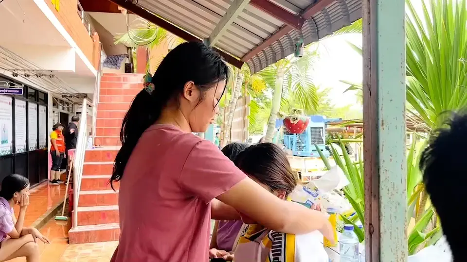ครูกอดคอร่ำไห้ น้ำป่าซัด รร.อนุบาลวังโป่ง สื่อการเรียนพังหมด ปีเดียวจม 4 รอบ