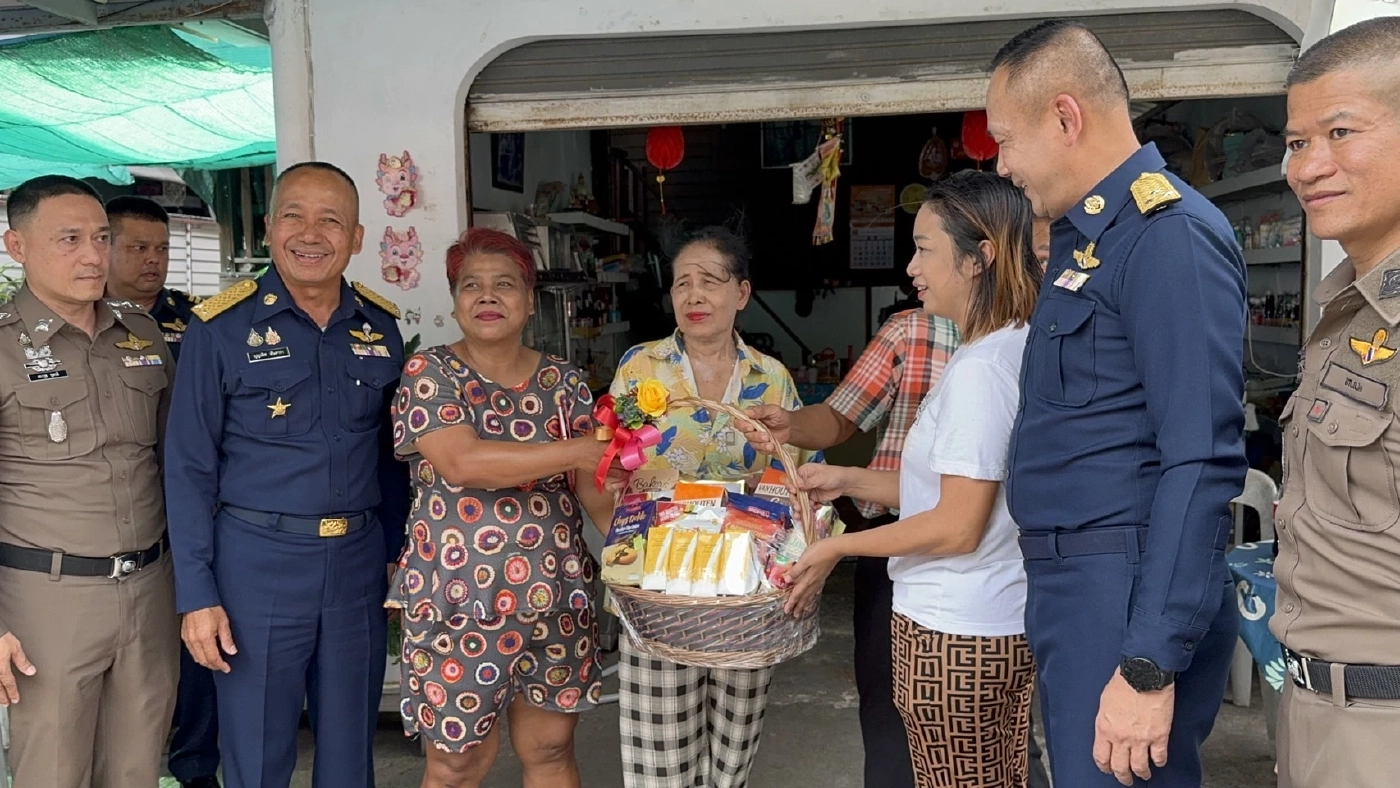 จบสวย! เสธ.ทอ.หอบกระเช้าขอโทษชาวบ้าน หลังสร้างความเดือดร้อนกว่า 10 ปี