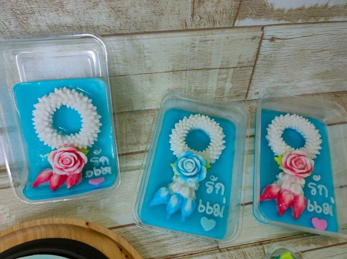 รวมไอเดียของขวัญรับวันแม่ "ขนม-งานฝีมือ" พวงมาลัยจากงานศิลปะ สื่อรักจากลูก