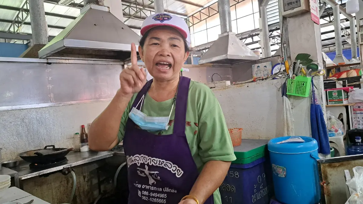  นางพรรณิภา เดชบุรัมย์ ร้านพจน์โอชา แม่ค้าร้านอาหารตามสั่ง