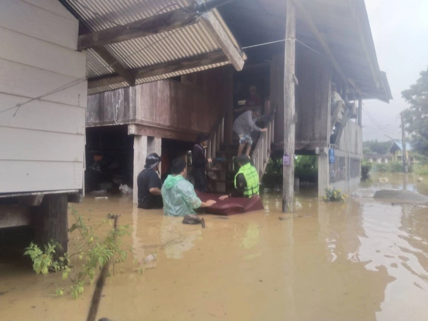 ทหารมาแล้ว! ทบ.สั่งระดมกำลังพลและยุทโธปกรณ์ ช่วยประชาชนน้ำท่วมภาคเหนือ