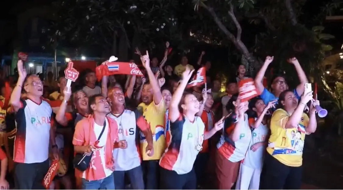 แฟนคลับชาวสุราษฎร์ฯ  ร่วมเป่าเค้ก อวยพรวันเกิด “เทนนิส”