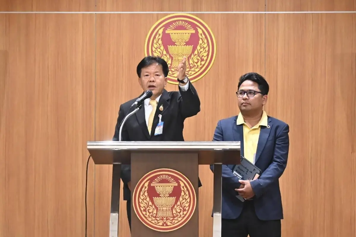 เลขาสภา แจงอิฐอุ้มน้ำร่วงครืนไม่ใช่ผนังถล่ม แต่ช่างพลาดรื้อกองบนนั่งร้าน