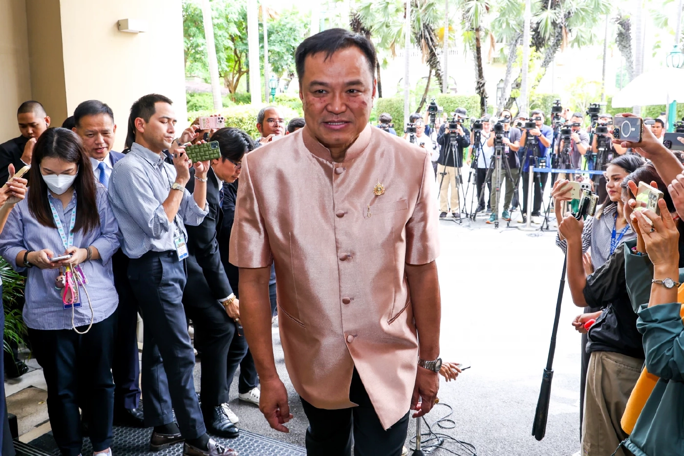 อนุทิน ชาญวีรกูล หัวหน้าพรรคภูมิใจไทย