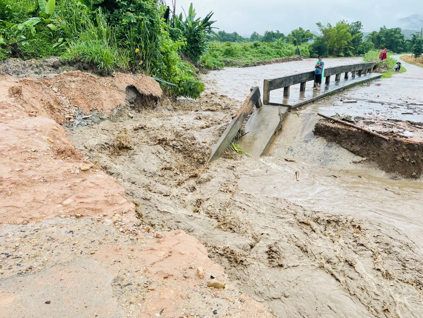 ขุนยวมอ่วม แม่ฮ่องสอน น้ำป่าทะลัก สังเวย 1 ศพ น้ำป่าซัดร่างจมหายเสียชีวิต