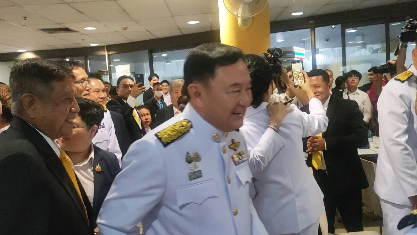 สุดปลื้ม "ทักษิณ" โอบกอด "แพทองธาร" ร่วมยินดีนั่งเก้าอี้"นายกฯคนที่31"