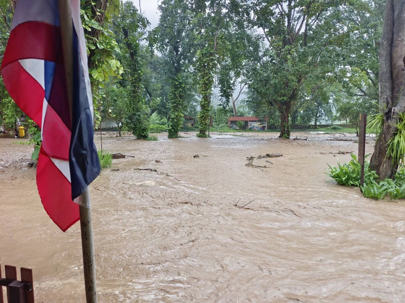 ช่วยเหลือได้แล้ว 6 ชีวิต ติดน้ำป่ารีสอร์ตปางมะผ้า จนท.ใช้แพยางลุยเข้าไปหา