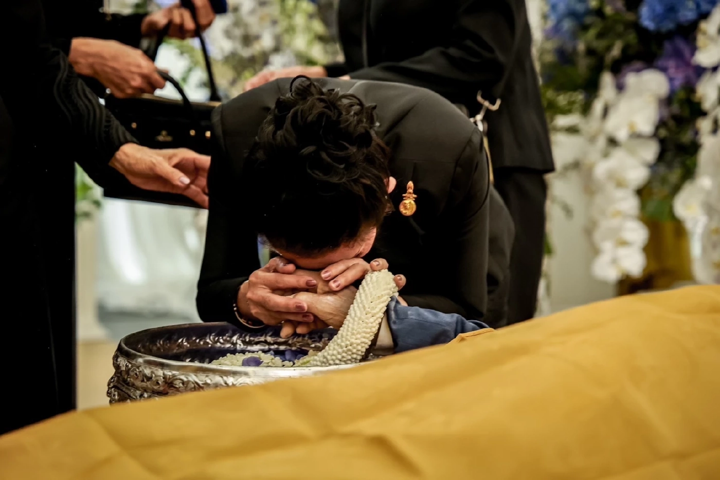 ใจสลาย "เพชรา เชาวราษฎร์" ร่ำไห้ บอกลาสามีครั้งสุดท้าย