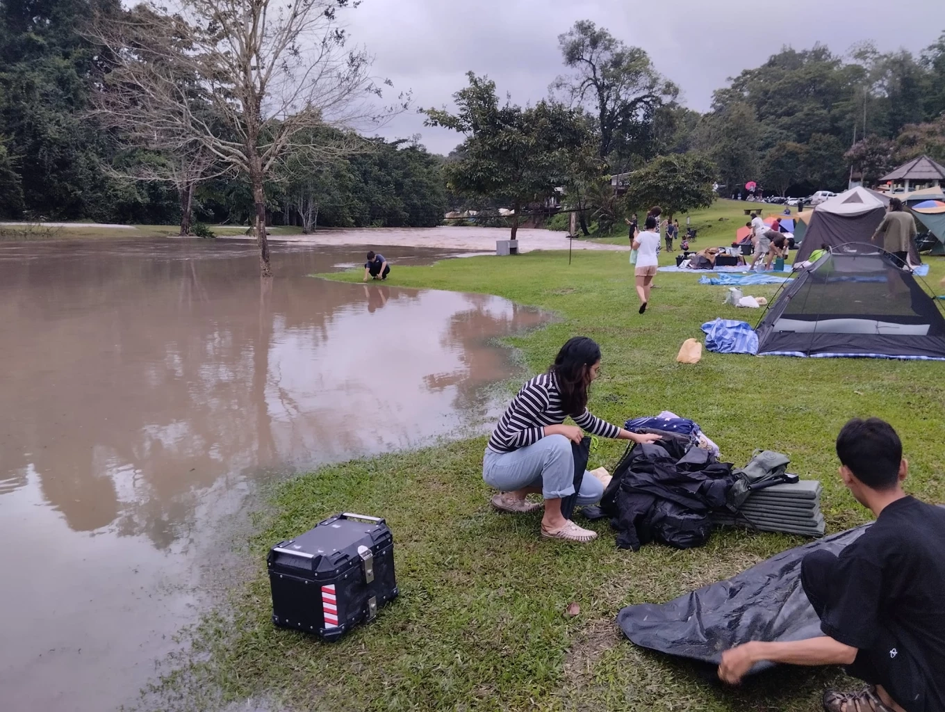 นทท.ระทึก น้ำป่าหลากท่วมลานกางเต็นท์ลำตะคอง ต้องเก็บของหนีกันอลหม่าน