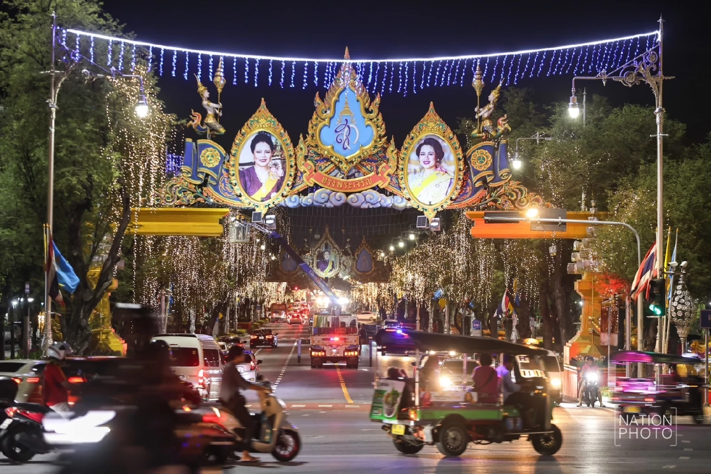 ประดับไฟ เฉลิมพระเกียรติ "พระบรมราชชนนีพันปีหลวง" ตลอดแนวถนนราชดำเนิน
