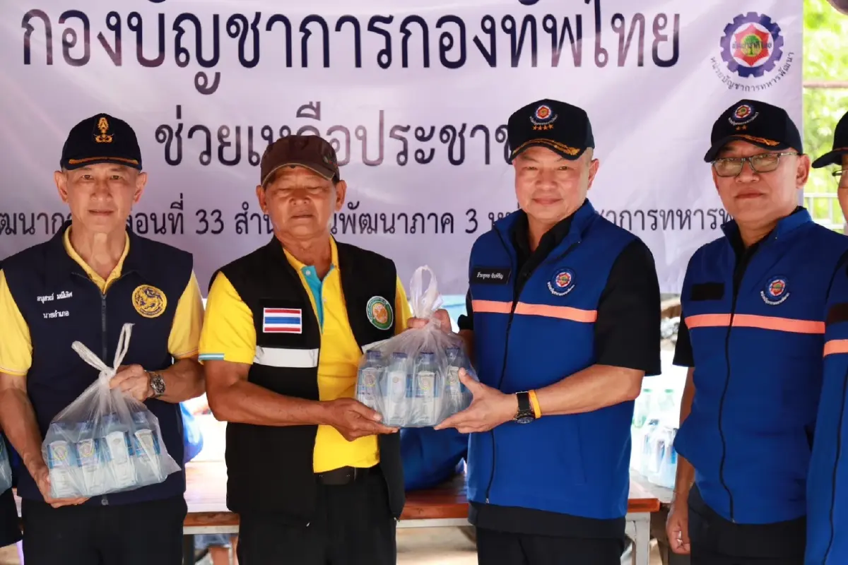 กองทัพไทย-แพทย์ ลงพื้นที่ อ.สวรรคโลก จ.สุโขทัย มอบถุงยังชีพช่วยผู้ประสบภัย