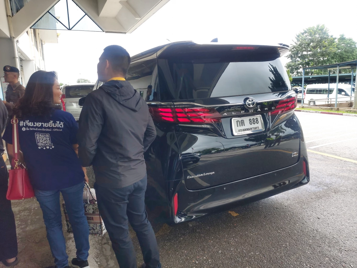 "ทักษิณ" บินถึง จ.เชียงราย มวลชนแห่ต้อนรับล้นหลาม