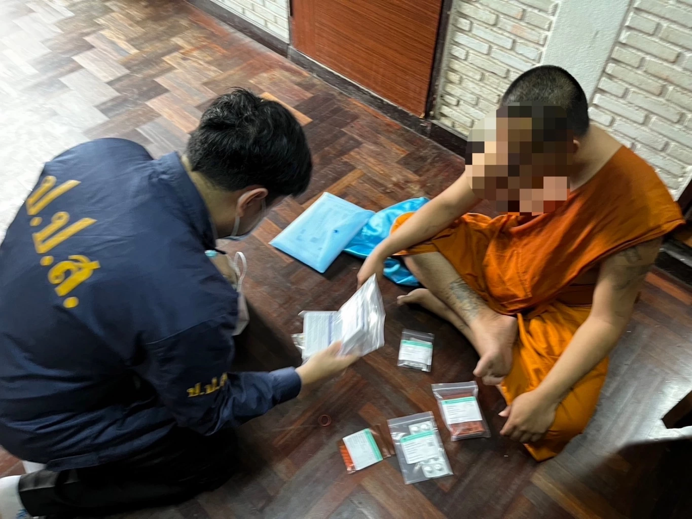 จับพระสึก 8 ราย มั่วสุมเสพยา เจ้าหน้าที่ระดมตรวจค้น "วัดดัง ย่านคลองสามวา"