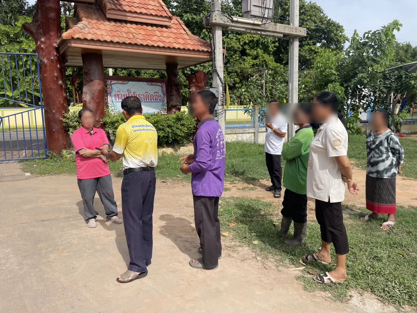 อลหม่าน ชาวบ้านล้อมรถ รุมต่อว่าครูไปแจ้งความถูกปลอมลายเซ็นของบ อบต.