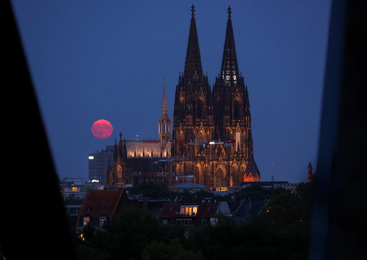 ดวงจันทร์งดงามเคียงข้างมหาวิหารโคโลญในเยอรมนี