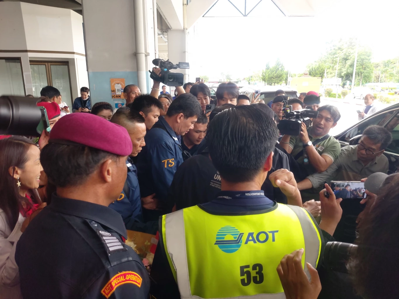 "ทักษิณ" บินถึง จ.เชียงราย มวลชนแห่ต้อนรับล้นหลาม