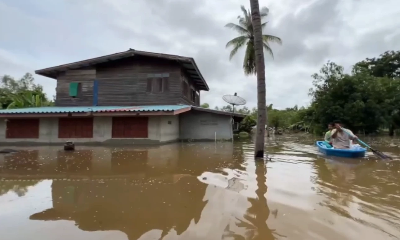 น้ำจากคลองเมม หลากเข้าท่วมชุมชนบ้านคลองวังมะขาม กระทบ 26 หลังคาเรือน