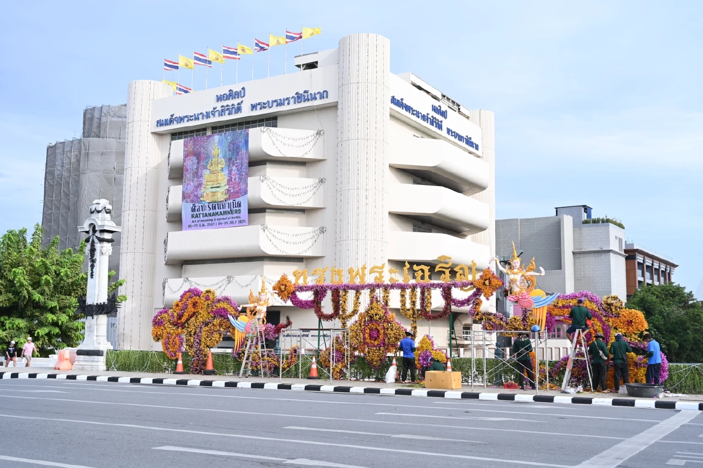 รัฐบาล เชิญชวนประชาชนชมความสวยงามซุ้มไฟ-ประดับดอกไม้ตลอดถนนราชดำเนิน