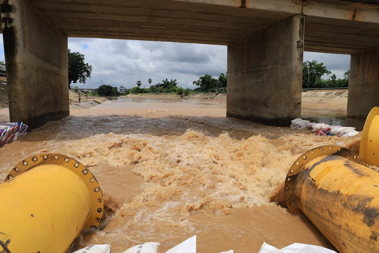 น้ำจากคลองเมม หลากเข้าท่วมชุมชนบ้านคลองวังมะขาม กระทบ 26 หลังคาเรือน