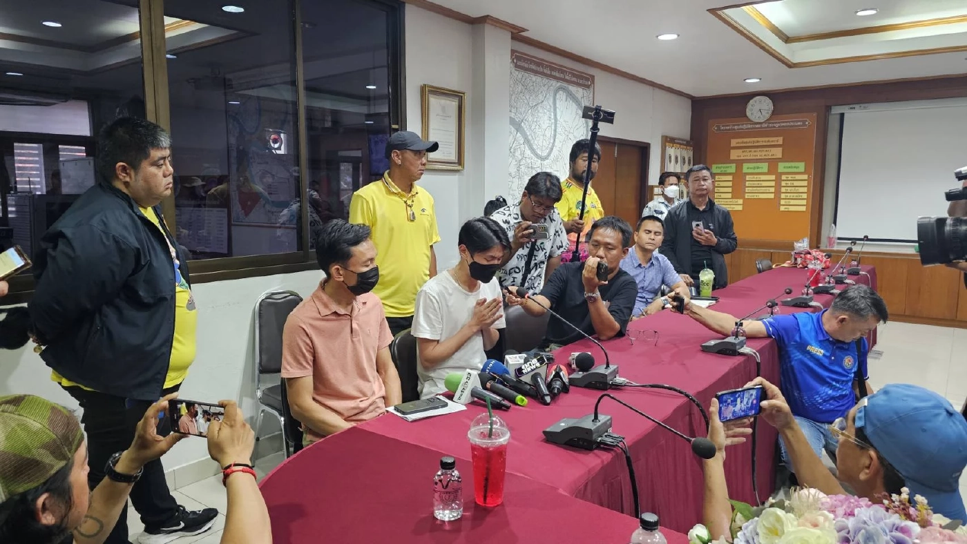 คิวพี ชินดนัย แซ่ลิ้ม นักแสดงละครซีรี่ส์ชื่อดัง (เสื้อขาว) และพ่อ (เสื้อส้ม)