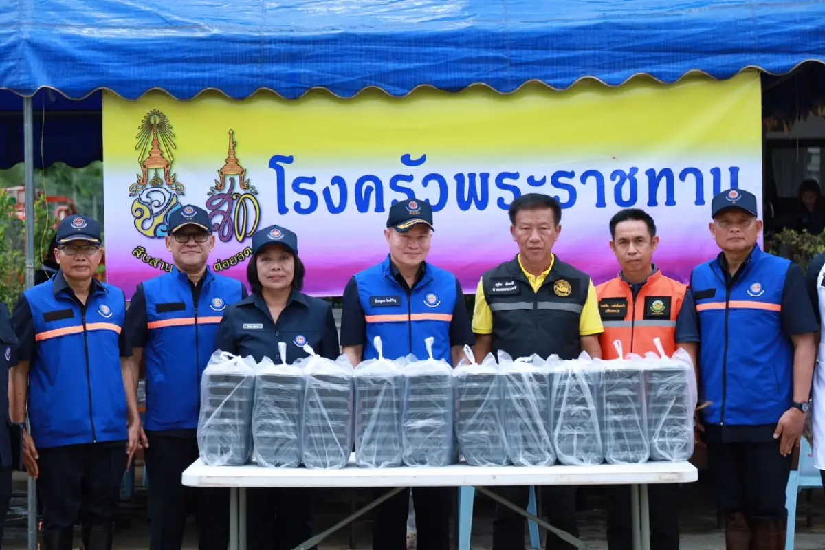 กองทัพไทย-แพทย์ ลงพื้นที่ อ.สวรรคโลก จ.สุโขทัย มอบถุงยังชีพช่วยผู้ประสบภัย