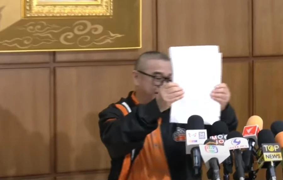 แฟ้มภาพ  เรืองไกร ลีกิจวัฒนะ  ขณะแถลง ยื่นคำร้อง สอบพรรคก้าวไกล พร้อมกับระบุว่า คิวต่อไป คือ อดีตนายกฯเศรษฐา และแพทองธาร