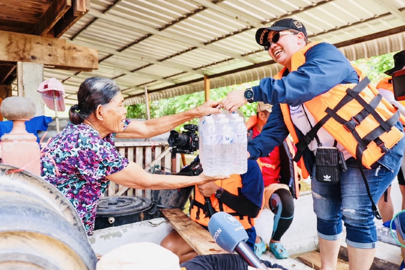 "เนชั่นปันน้ำใจ" ช่วยวิกฤตน้ำท่วมสุโขทัย ลงพื้นที่ช่วยเหลือชาวบ้านถูกน้ำท่วม