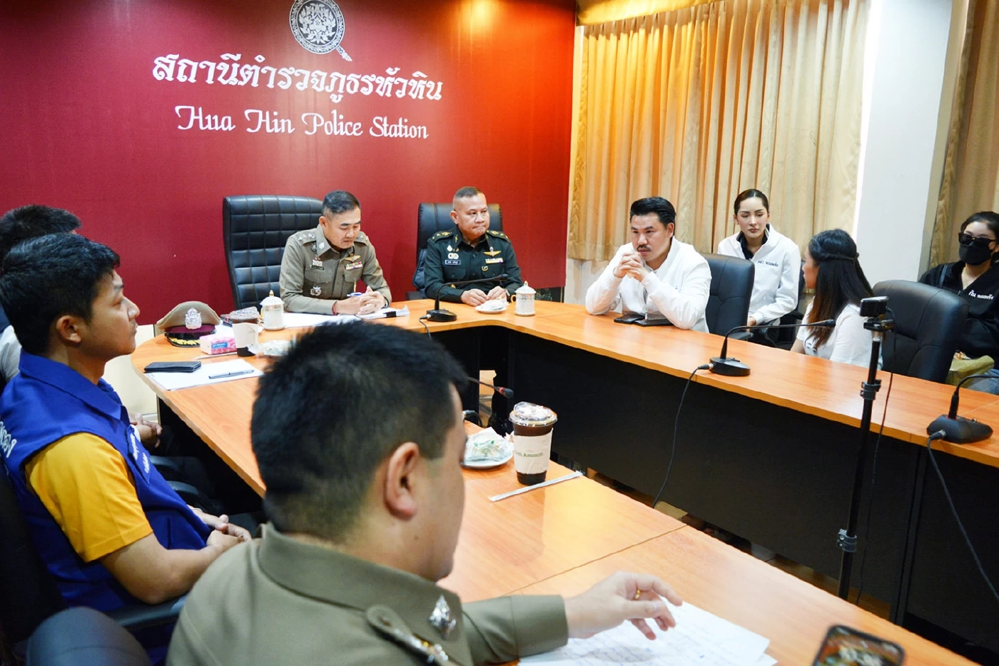 "กัน จอมพลัง" พาภรรยา "จ่าพั้นช์" ตามคดีสามีถูก อดีต กต.ตร. ปลิดชีพกลางผับ