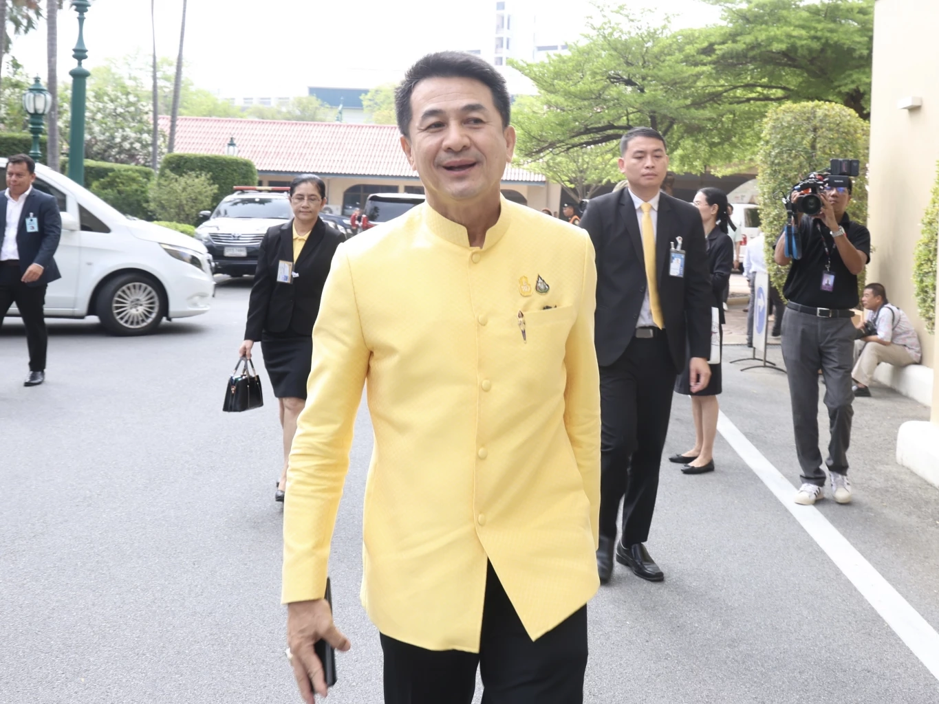 “หมอชลน่าน ศรีแก้ว” 