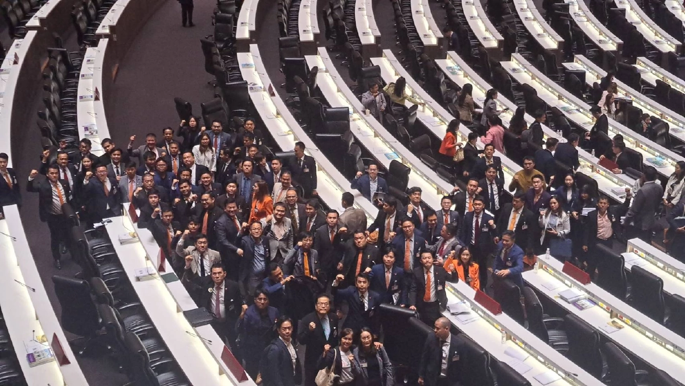 "ชัยธวัช" แจ้ง สส.ก้าวไกล กลางสภาหลังศาลสั่งยุบพรรค ลูกพรรคกอดคอร้องไห้