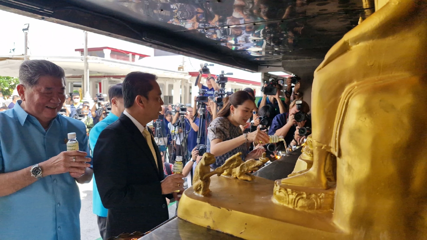 "นายกฯ" สวมชุดผ้าไทยสีฟ้า สักการะศาลหลักเมือง วันคล้ายวันเกิด ครบรอบ 38 ปี