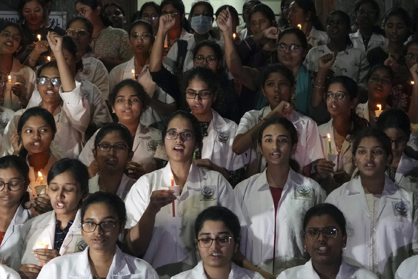 หมออินเดียหลายแสนคนประท้วง คดีข่มขืนหมอฝึกหัด