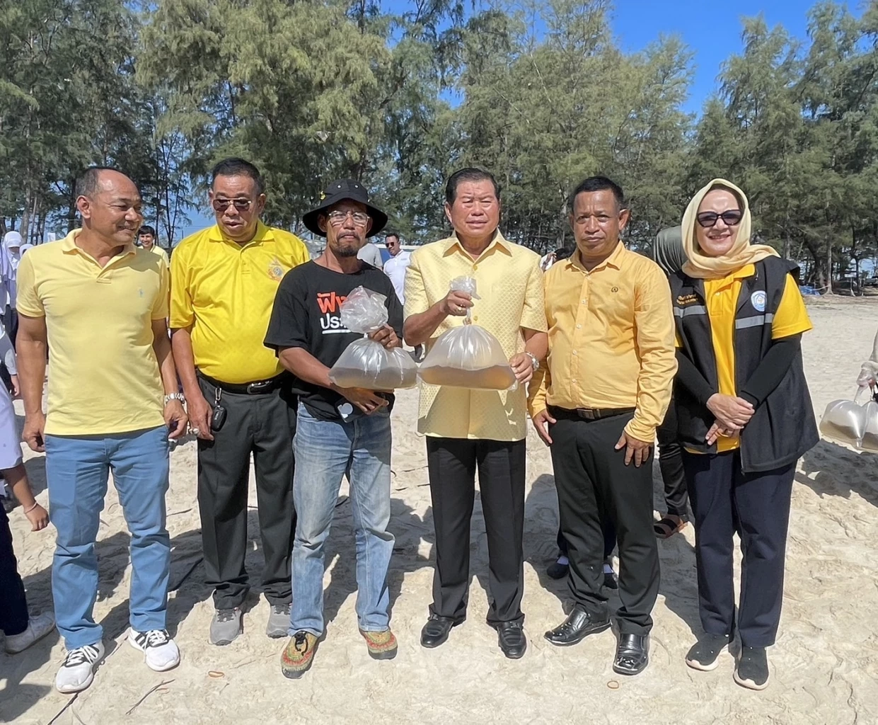 “นิพนธ์” นำผู้บริหารท้องถิ่นปล่อยพันธ์กุ้ง ปูม้า นับ 10 ล้านตัวลงสู่ทะเล