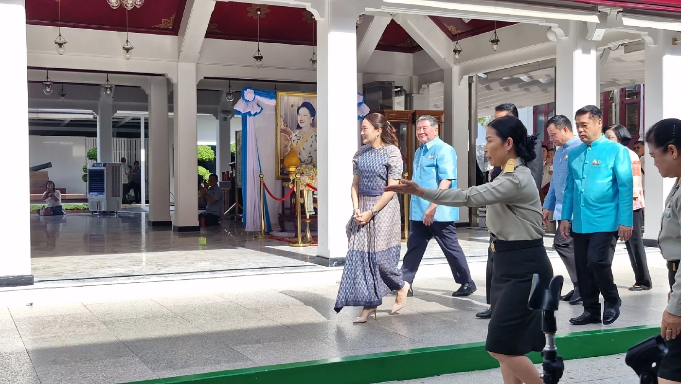 "นายกฯ" สวมชุดผ้าไทยสีฟ้า สักการะศาลหลักเมือง วันคล้ายวันเกิด ครบรอบ 38 ปี